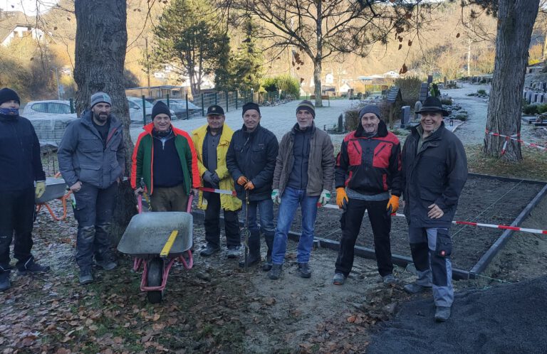 Neue Sitzgelegenheiten auf dem Friedhof in Ahrbrück dank ehrenamtlichem Engagement und großzügiger Förderung