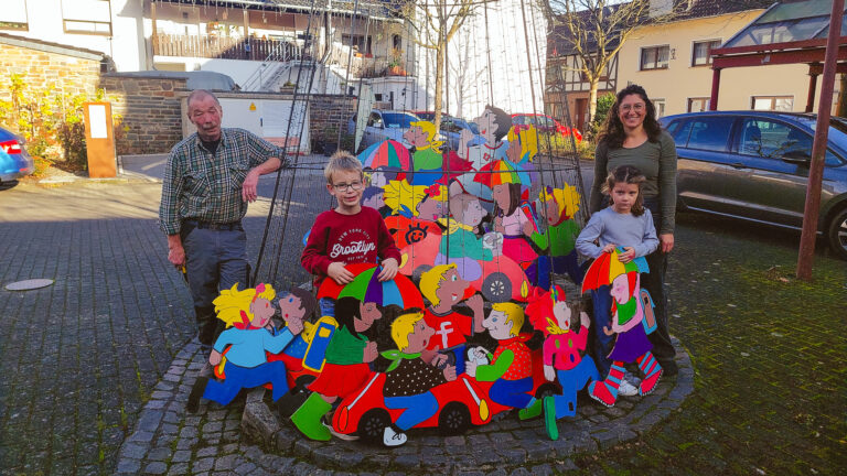 Kinder gestalten bunte Warnschilder für mehr Rücksicht in Hönningen und Liers