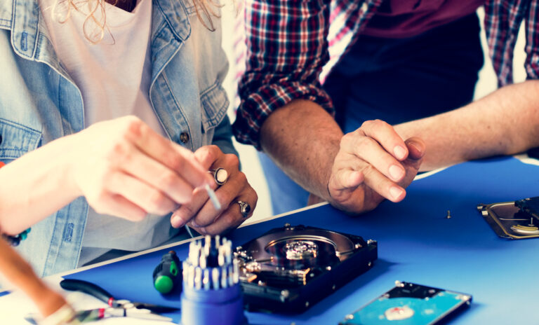 RepairCafé Ahrtal startet mit weihnachtlichem Auftakt in Liers